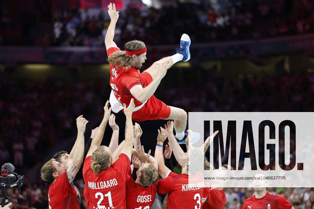 Final cheer Mikkel HANSEN DEN is thrown up by his teammates to say goodbye, cheers, joy, enthusiasm, action handball men Germany GER vs Denmark DEN , final score 26 39, final, game 38, on 11 08 2024, Olympic Games Paris 2024 France
