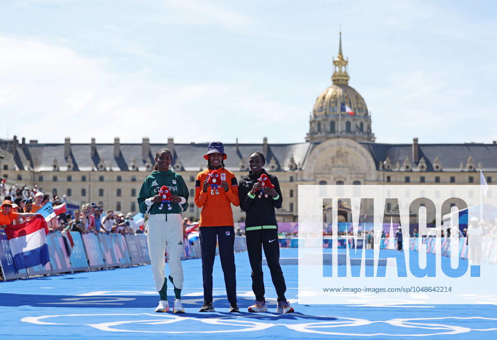 (240811) -- PARIS, Aug. 11, 2024 -- Gold medalist Sifan Hassan (C) of the Netherlands, silver medalist Tigst Assefa (L) of Ethiopia and bronze medalist Hellen Obiri of Kenya poses for photos after the women s marathon of Athletics at the Paris 2024 Olympic Games, Olympische Spiele, Olympia, OS in Paris, France, Aug. 11, 2024. ) (PARIS2024) FRANCE-PARIS-OLY-ATHLETICS-WOMEN S MARATHON LixJing