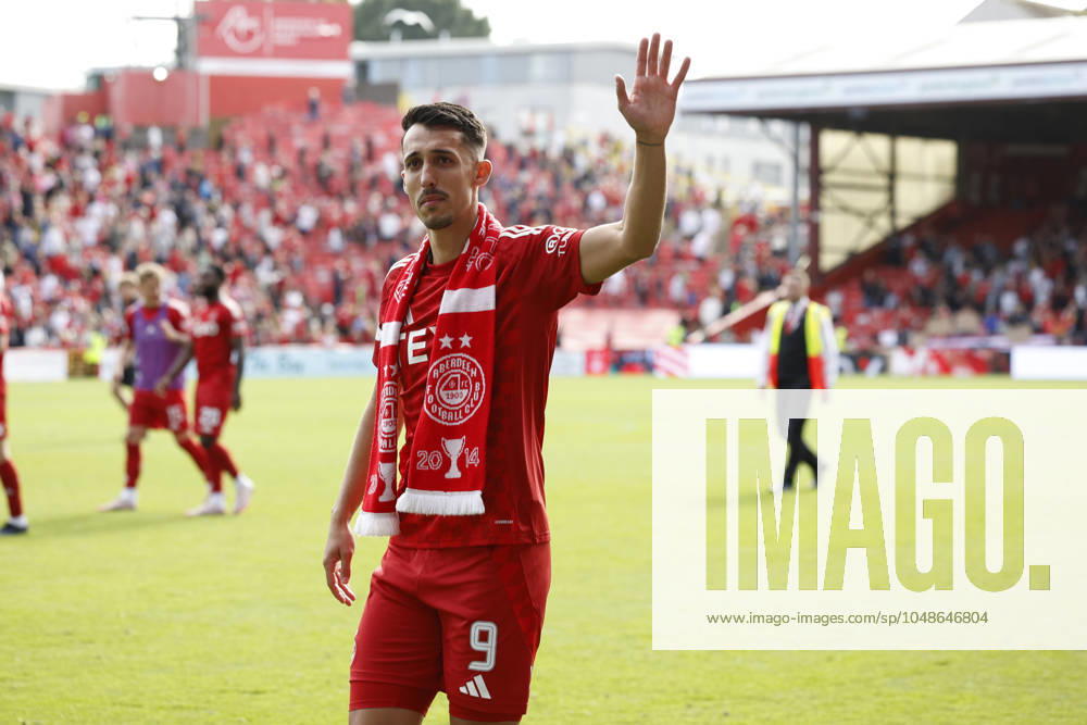 Aberdeen v St Mirren William Hill Scottish Premiership 11 08 2024. N emotional Bojan Miovski (9) of Aberdeen waves goodbye to the Aberdeen fans during the William Hill Scottish Premiership match between Aberdeen and St Mirren at Pittodrie Stadium, Aberdeen, Scotland on 11 August 2024. Aberdeen Pittodrie Stadium Aberdeenshire Scotland Editorial use only ,