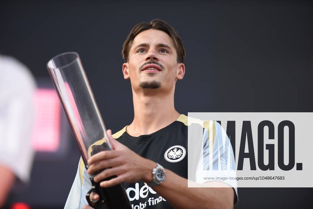Frankfurt am Main, Deutsche Bank Park Bundesliga Season 2024 2025 Eintracht Frankfurt FAMILIEN TAG The day for Eintracht Frankfurt fans Robin Koch 4, Eintracht Frankfurt Tore schiessen DFL DFB REGULATIONS PROHIBIT ANY USE OF PHOTOGRAPHS AS IMAGE SEQUENCES AND OR QUASI VIDEO