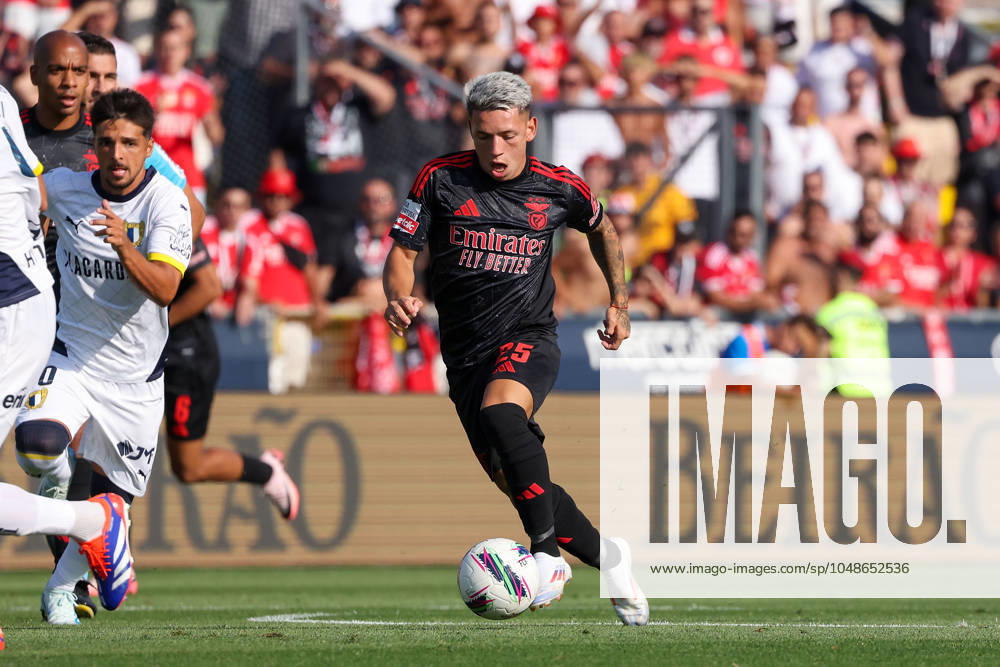2024 08 11 1 ª jornada da Liga Portugal Betclic, Futebol Clube de Famalicao Sport Lisboa e Benfica v l , Gianluca Prestianni S L Benfica , on the ball, cropped image, single image, full body, action, action, game scene