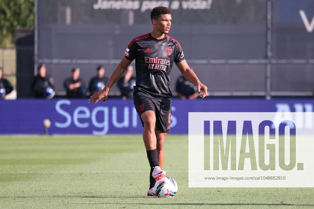 2024 08 11 1 ª jornada da Liga Portugal Betclic, Futebol Clube de Famalicao Sport Lisboa e Benfica v l , Alexander Bah S L Benfica , on the ball, cropped image, single image, full body, action, action, game scene