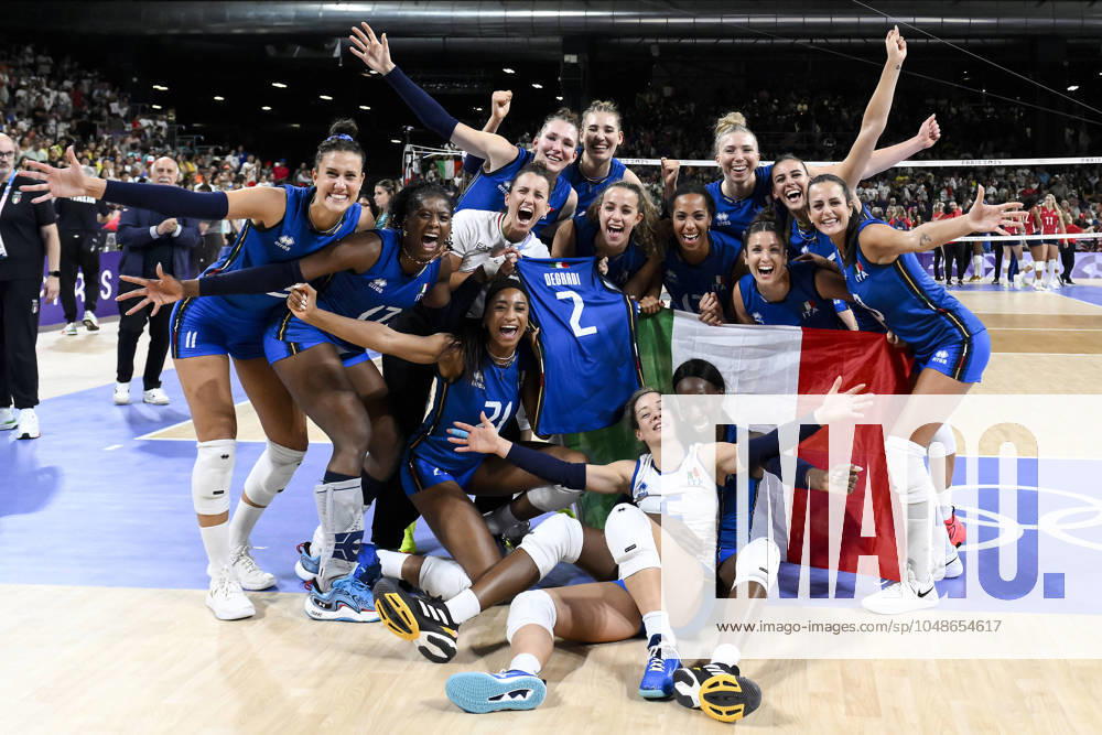 KW32 Italian players celebrate at the end of the Volleyball gold medal match between United States of America and Italy of the Paris 2024 Olympic Games, Olympische Spiele, Olympia, OS at Arena Paris Sud 1 in Paris (France), August 11, 2024. Italy defeated United States 3-0 and won the gold medal.