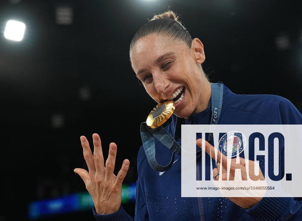 (240811) -- PARIS, Aug. 11, 2024 -- Diana Taurasi of Gold medalists team the United States gestures after the victory ceremony for the women s basketball at the Paris 2024 Olympic Games, Olympische Spiele, Olympia, OS in Paris, France, Aug. 11, 2024. ) (PARIS2024) FRANCE-PARIS-OLY-BASKETBALL MengxYongmin