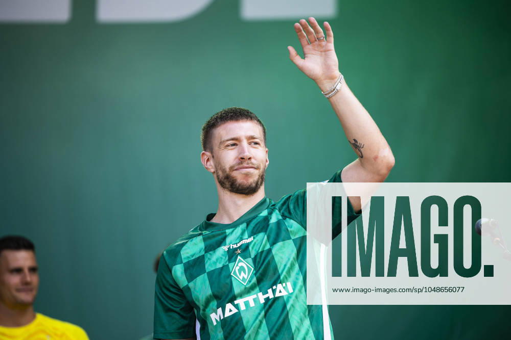 GER, Gelaende am WESERSTADION, Bremen, GER, Tach der Fans 11 08 2024, Gelaende am WESERSTADION, Bremen, GER, Tach der Fans im Bild Mannschaftspräsentation SV Werder Bremen auf der Bühne, Mitchell Weiser Werder Bremen 08 , nordphotoxGmbHx xRauch nph00251