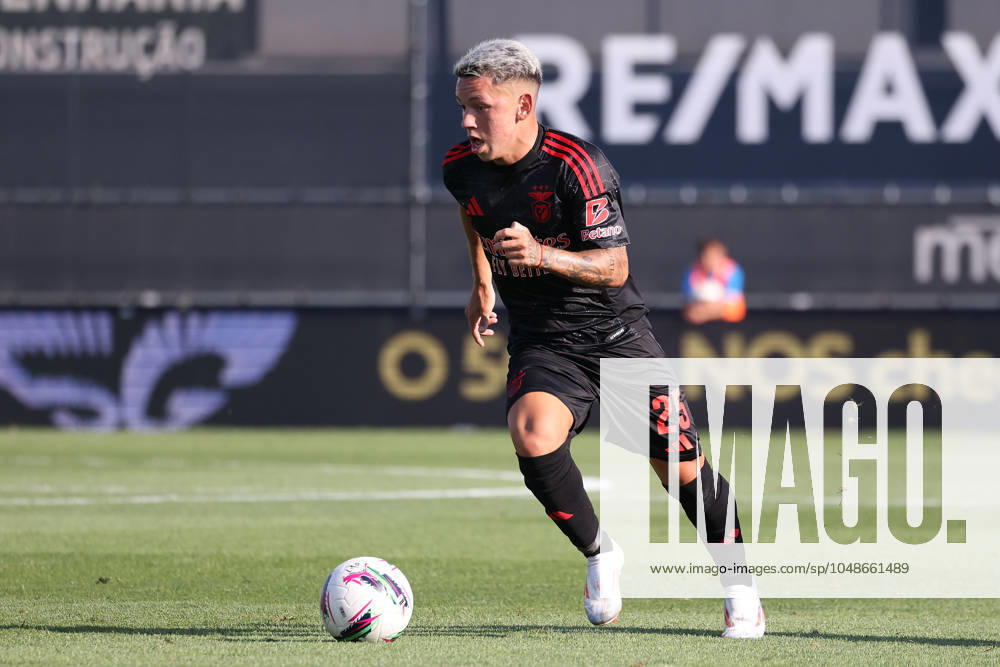 2024 08 11 1 ª jornada da Liga Portugal Betclic, Futebol Clube de Famalicao Sport Lisboa e Benfica v l , Gianluca Prestianni S L Benfica on the ball, cropped image, single image, full body, action, action, game scene
