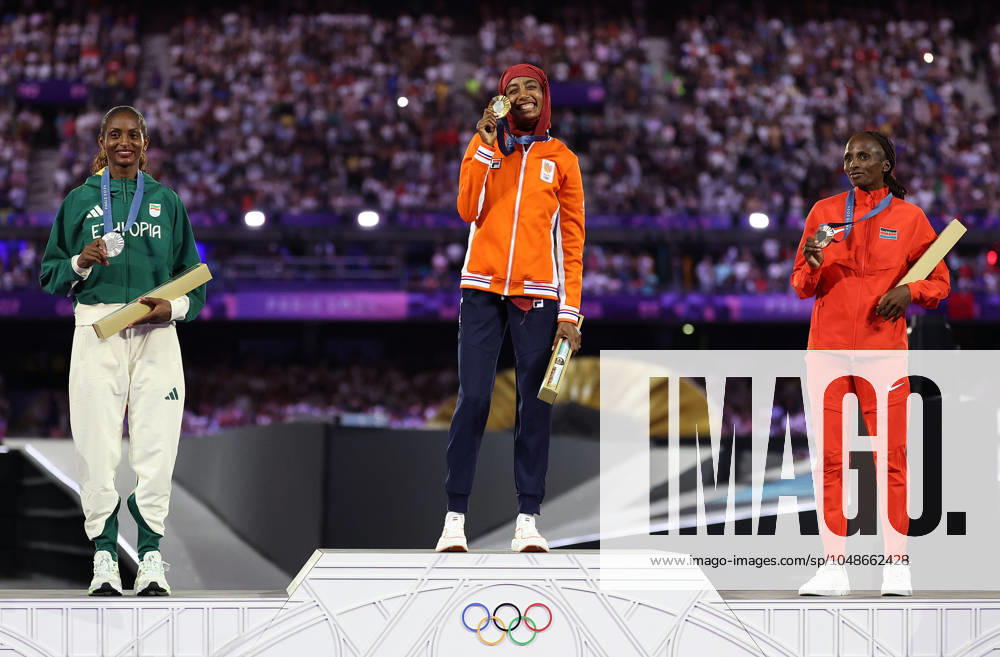 (240811) -- PARIS, Aug. 11, 2024 -- Gold medalist Sifan Hassan (C) of the Netherlands, silver medalist Tigst Assefa (L) of Ethiopia and bronze medalist Hellen Obiri of Kenya pose for photos during the victory ceremony of women s marathon of Athletics at the closing ceremony of the Paris 2024 Olympic Games, Olympische Spiele, Olympia, OS in Paris, France, Aug. 11, 2024. ) (PARIS2024) FRANCE-PARIS-OLY-CLOSING CEREMONY LixMing