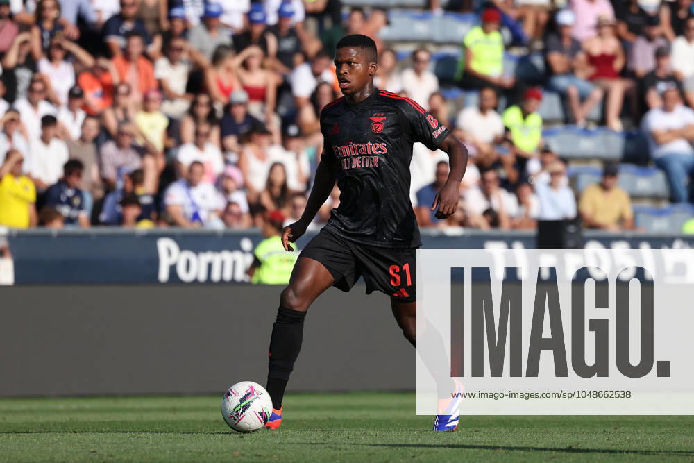 2024 08 11 1 ª jornada da Liga Portugal Betclic, Futebol Clube de Famalicao Sport Lisboa e Benfica v l , Florentino Dias S L Benfica on the ball, cropped image, single image, full body, action, action, game scene
