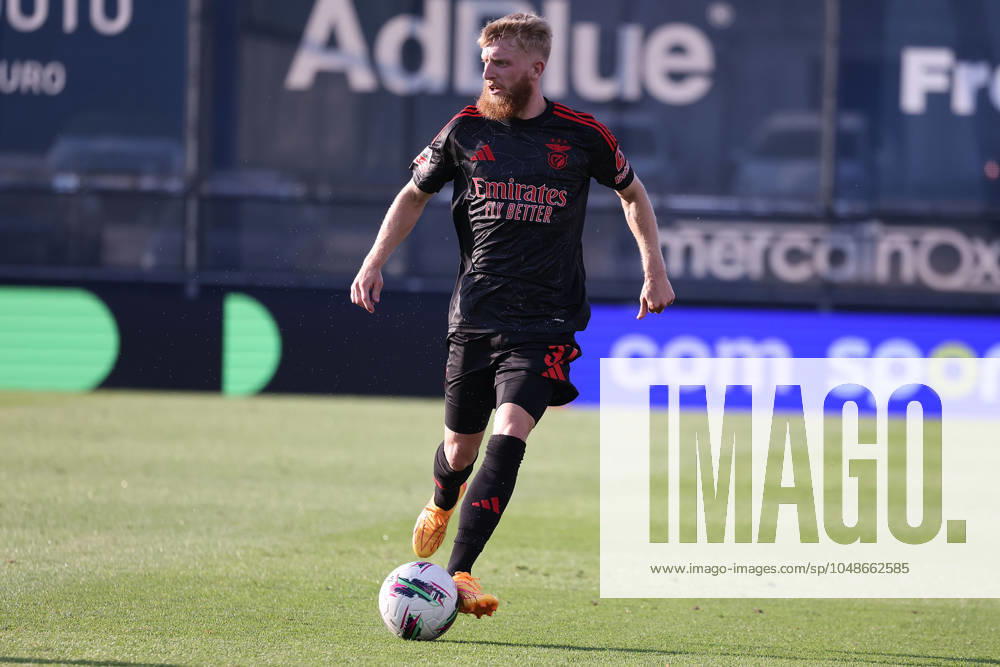 2024 08 11 1 ª jornada da Liga Portugal Betclic, Futebol Clube de Famalicao Sport Lisboa e Benfica v l , Jan Niklas Beste S L Benfica , on the ball, cropped image, single image, full body, action, action, game scene