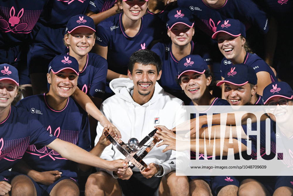 Alexei Popyrin, of Australia, holds up the winners trophy as he poses with ball boys and girls after defeating Andrey Rublev, of Russia, in the final of the National Bank Open men s tennis tournament in Montreal, Monday, Aug. 12, 2024. Alexei Popyrin, Andrey Rublev, - ZUMAc35_ 20240812_zaf_c35_138