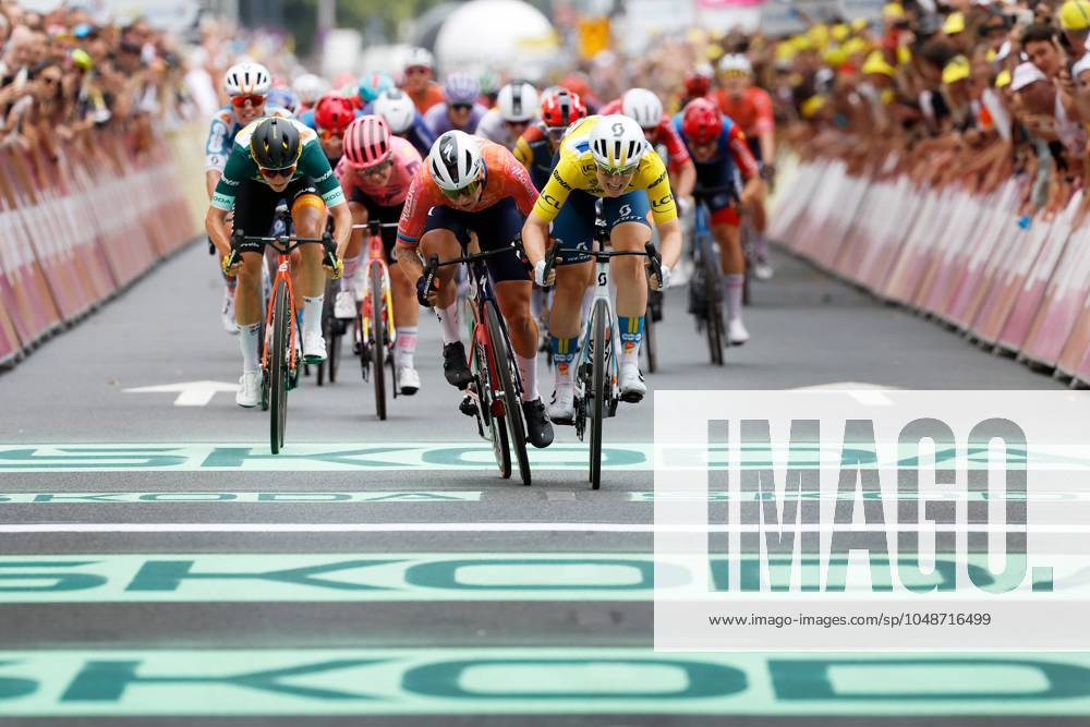 KW33 ROTTERDAM - Charlotte Kool (R) sprints to victory with Lorena Wiebes (M) and Marianne Vos (L) during the second stage of the Tour de France Femmes, the Tour de France for women, from Dordrecht to Rotterdam. The multi-day cycling tour is part of the UCI Women s WorldTour and lasts until August 18. ANP BAS CZERWINSKI 776188944 2024 ANPxSportx IVx 505925644 originalFilename: 505925644