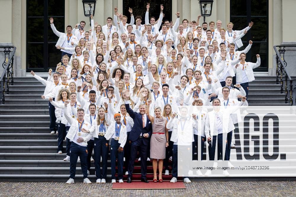 KW33 THE HAGUE - King Willem-Alexander and Queen Maxima during a group photo at Huis ten Bosch Palace with the Dutch medal winners of the 2024 Summer Olympics in Paris. ANP RAMON VAN FLYMEN ANPxSportx IVx 505930488 originalFilename: 505930488