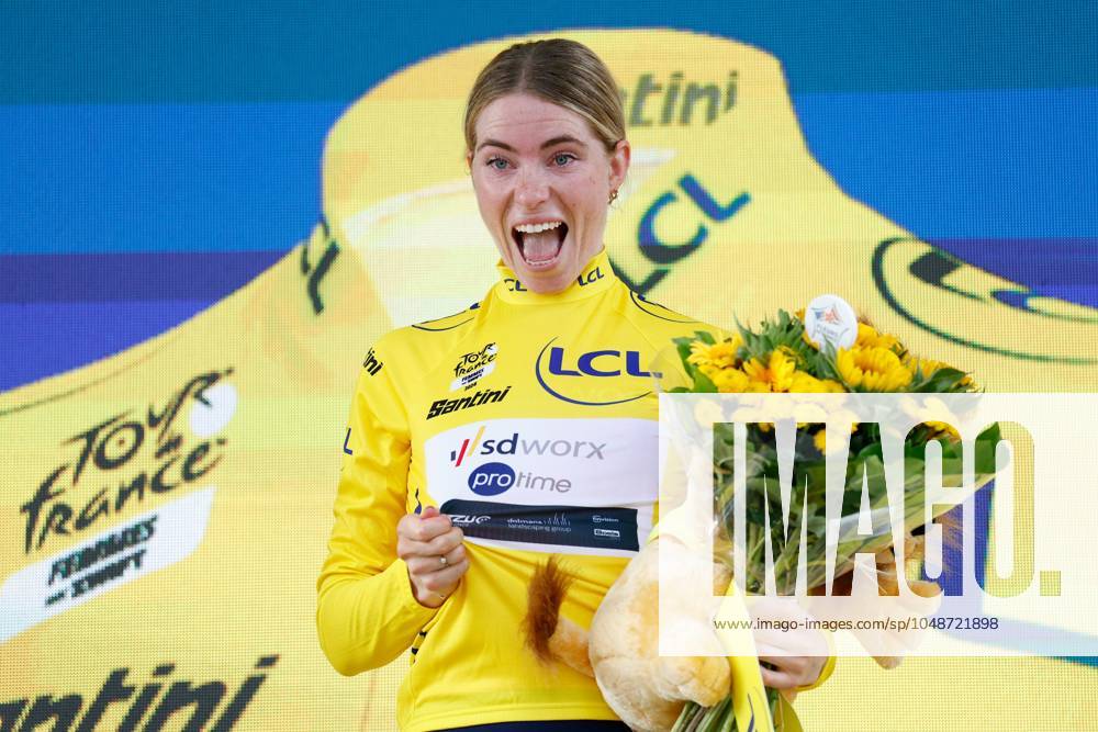 KW33 ROTTERDAM - Demi Vollering celebrates her victory and the yellow jersey on the podium after the individual time trial of the Tour de France Femmes, the Tour de France for women. The multi-day cycling race is part of the UCI Women s WorldTour and lasts until 18 August. ANP BAS CZERWINSKI Tour de France Femmes 2024 2024 ANPxSportx IVx 505935580 originalFilename: 505935580