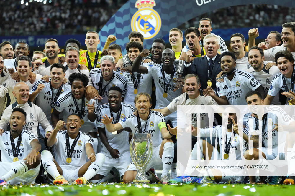 Bilder des Jahres 2024, Sport 08 August Real Madrid CF v Atalanta BC - UEFA Super Cup 2024 WARSAW, POLAND - AUGUST 14: Real Madrid team celebrates victory after the UEFA Super Cup 2024 match between Real Madrid and Atalanta BC at National Stadium on August 14, 2024 in Warsaw, Poland. Warsaw Poland