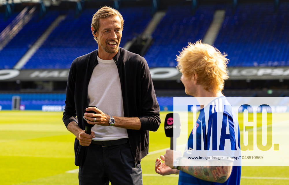 Football - FA Premier League - Ipswich Town FC v Liverpool FC IPSWICH, ENGLAND - Saturday, August 17, 2024: Liverpool player Peter Crouch (L) and singer-songwriter Ed Sheeran during the FA Premier League match between Ipswich Town FC and Liverpool FC at Portman Road. (Photo by David Rawcliffe Propaganda) IPSWICH Portman Road SUFFOLK ENGLAND