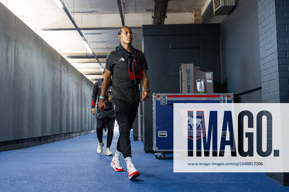 Football - FA Premier League - Ipswich Town FC v Liverpool FC IPSWICH, ENGLAND - Saturday, August 17, 2024: Liverpool s captain Virgil van Dijk arrives before the FA Premier League match between Ipswich Town FC and Liverpool FC at Portman Road. (Photo by David Rawcliffe Propaganda) IPSWICH Portman Road SUFFOLK ENGLAND