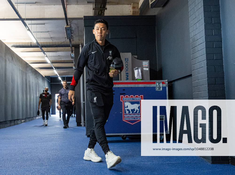 Football - FA Premier League - Ipswich Town FC v Liverpool FC IPSWICH, ENGLAND - Saturday, August 17, 2024: Liverpool s Wataru EndÅ arrives before the FA Premier League match between Ipswich Town FC and Liverpool FC at Portman Road. (Photo by David Rawcliffe Propaganda) IPSWICH Portman Road SUFFOLK ENGLAND