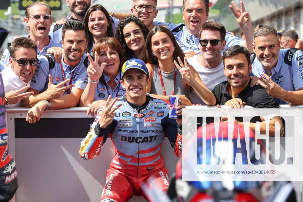 Foto IPP Enrico Schiavi Spielberg 17-08-2024 MotoGP Gran Premio Motociclismo dAustria 2024 Qualifiche nella foto: Marc Marquez - Gresini Racing MotoGP con il Team Gresini e Nadia Mantovani Spielberg italy