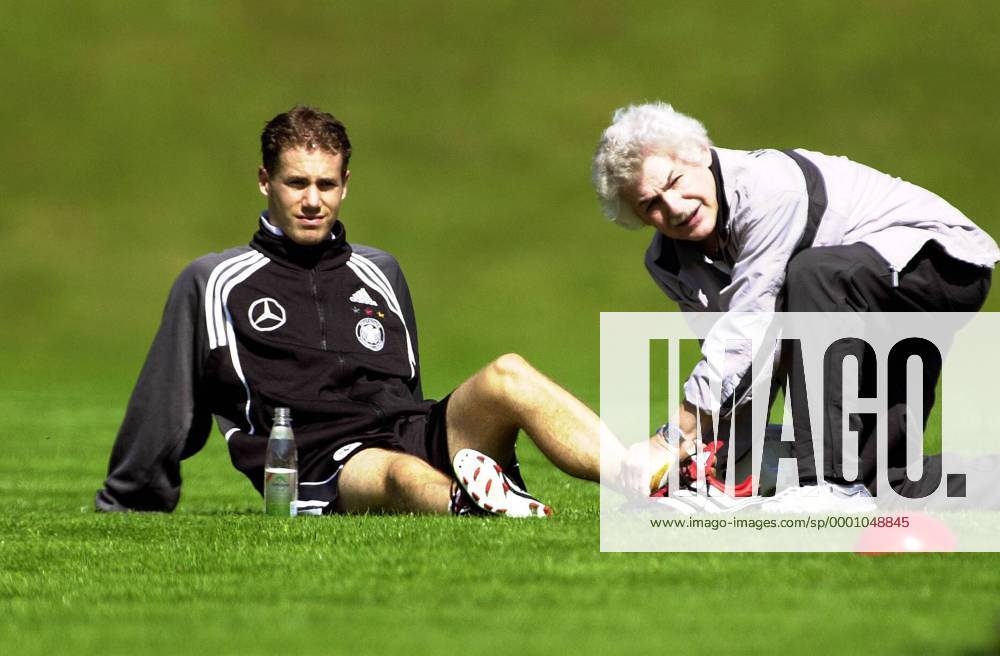 Physiotherapeut Adolf Katzenmaier (re.) versorgt den Fuß von Lars Ricken (beide Deutschland) Fußball Herren Nationalmannschaft 2001, Nationalteam, Trainingslager, Training, Nationalmannschaftstraining Gruppe Wolfratshausen