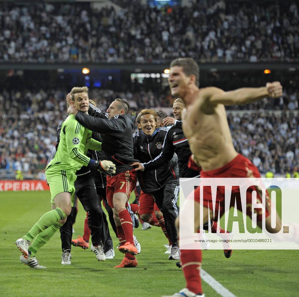 Fussball Championsleague 2011 2012, Halbfinale Rückspiel, Real Madrid - FC Bayern München in Madrid, Estadio Bernabeu. Jubel der Bayern nach dem entscheidenden Elfmeter zum Sieg , v.l. Torwart Manuel Neuer (München) , Franck Ribery (München) , Takashi Usami (München) , Anatoliy Tymoshchuk (München) , Mario Gomez (München)