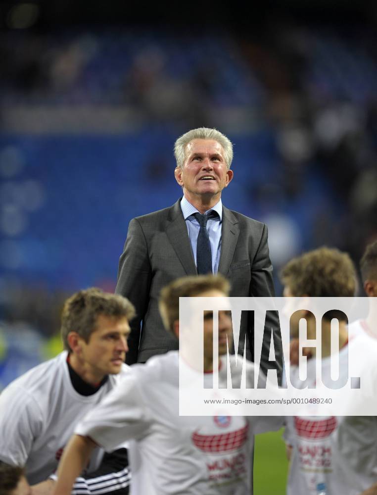 Fussball Championsleague 2011 2012, Halbfinale Rückspiel, Real Madrid - FC Bayern München in Madrid, Estadio Bernabeu. Schlußjubel Bayern nach dem Elfmeter schiessen , Trainer Jupp Heynckes (München)