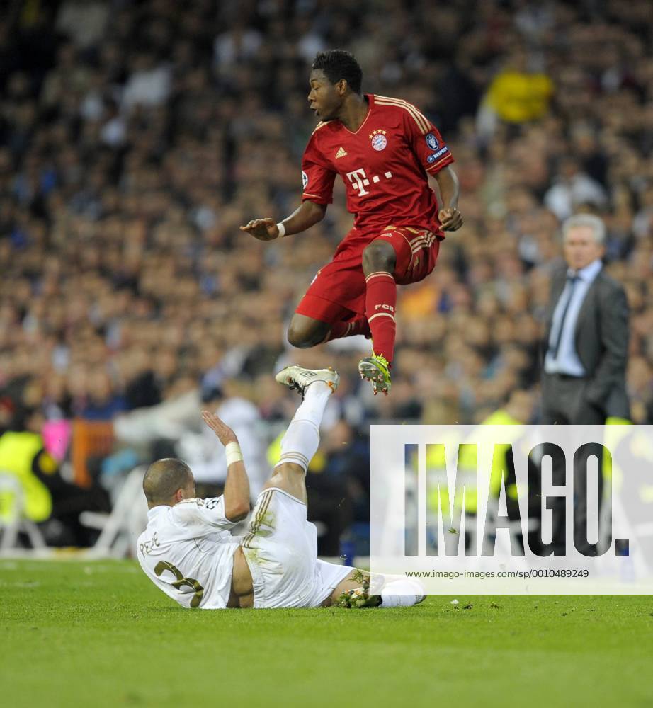 Fussball Championsleague 2011 2012, Halbfinale Rückspiel, Real Madrid - FC Bayern München in Madrid, Estadio Bernabeu. v.l. Karim Benzema (Real Madrid) , David Alaba (Bayern München)