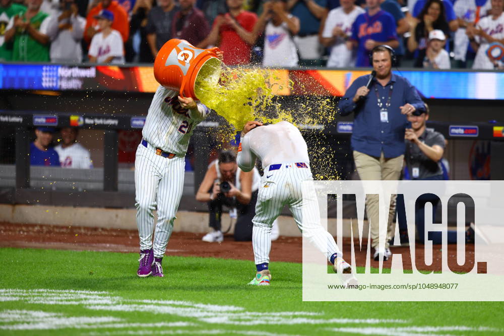MLB, Baseball Herren, USA Baltimore Orioles Vs New York Mets Francisco Alvarez of the New York Mets is getting a Gatorade bath from teammate Pete Alonso after Alvarez hits a game-winning home run to lift the Mets to a 4-3 win in the baseball game against the Baltimore Orioles at Citi Field in Corona, N.Y., on Monday, Aug. 19, 2024. New York City N.Y. United States