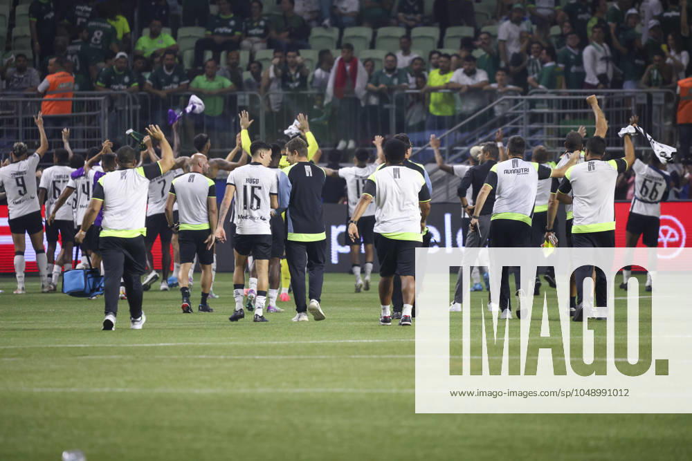 Match between Palmeiras and Botafogo for the Conmebol Libertadores 2024 Sao Paulo (SP), 08 21 2024 - LIBERTADORES PALMEIRAS X BOTAFOGO - Botafogo celebrates qualifying in a match between Palmeiras and Botafogo, valid for the second leg of the round of 16 of the Copa Conmebol Libertadores, on the evening of this Wednesday, August 21, 2024, at Allianz Parque, in Sao Paulo-SP. (Foto: Leco Viana Thenews2 imago images) SPO