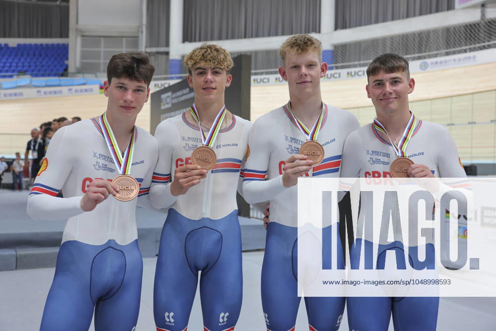 2024 UCI Junior Track World Championships Picture by Alex Whitehead SWpix.com - 22 08 2024 - Cycling - 2024 UCI Junior Track World Championships - Luoyang Velodrome, Henan Province, China - Men s Team Pursuit Podium - Sam Fisher, William Salter, Henry Hobbs, Finlay Tarling (Great Britain) receiving the Bronze Medal