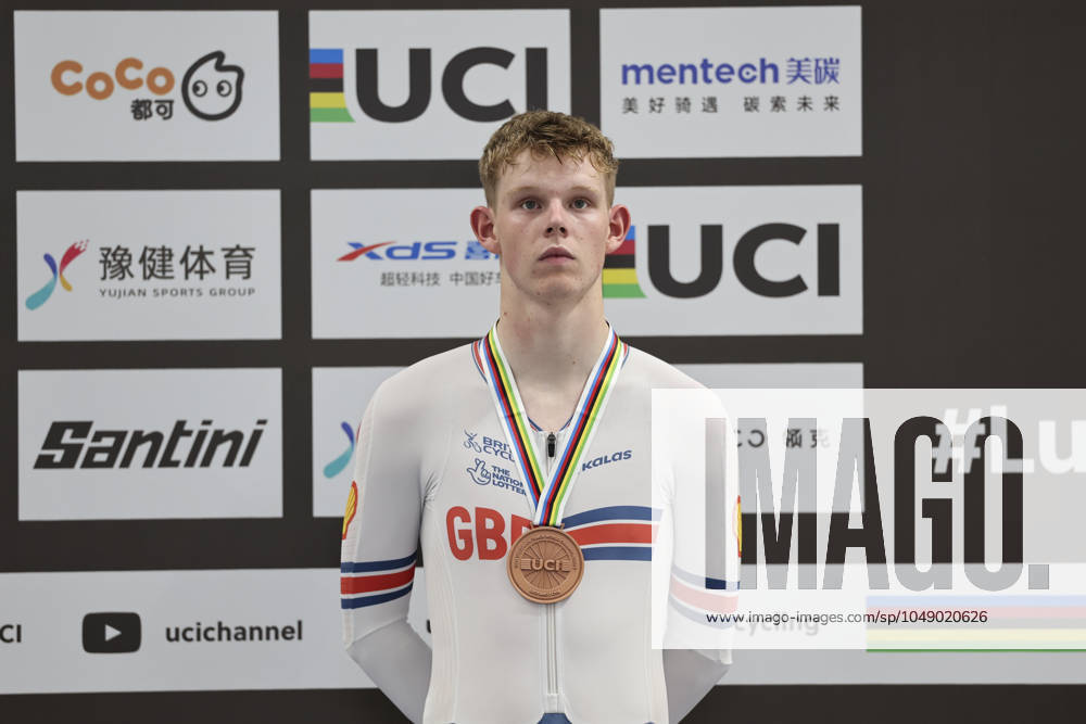2024 UCI Junior Track World Championships Picture by Alex Whitehead SWpix.com - 23 08 2024 - Cycling - 2024 UCI Junior Track World Championships - Luoyang Velodrome, Henan Province, China - Mens Points Race Podium - Finlay Tarling (Great Britain) receiving the Bronze Medal