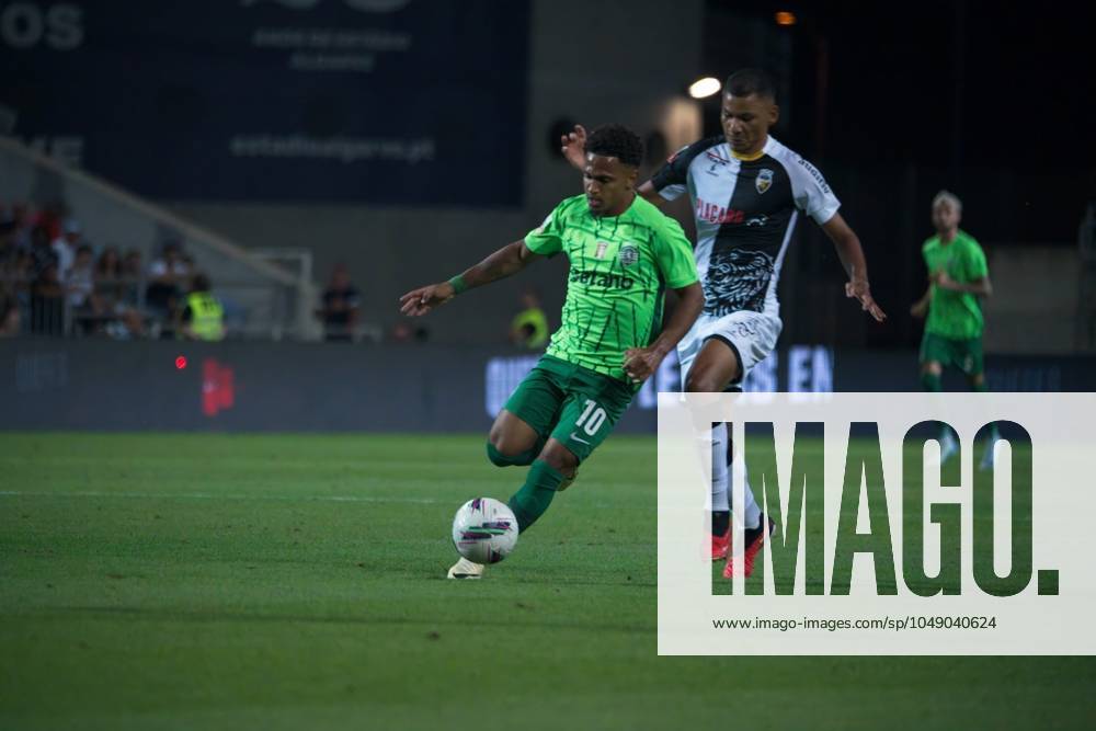 Algarve Stadium, Loule, Portugal, Sporting Clube Farense v Sporting Clube de Portugal, Liga Portugal Betclic, Week 3 August 23, 2024, Loule, Portugal: Marcus Edwards 10 of Sporting Clube de Portugal in action during the Liga Portugal Betclic week 3 football match between Sporting Clube Farense and Sporting Clube de Portugal at Algarve Stadium.