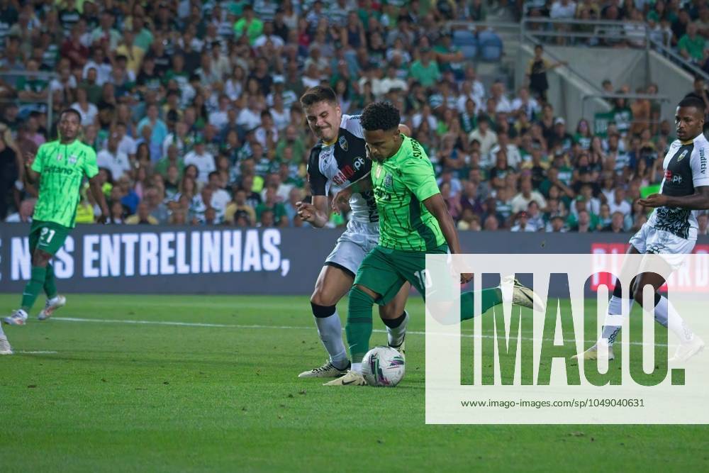 Algarve Stadium, Loule, Portugal, Sporting Clube Farense v Sporting Clube de Portugal, Liga Portugal Betclic, Week 3 August 23, 2024, Loule, Portugal: Marcus Edwards 10 of Sporting Clube de Portugal in action during the Liga Portugal Betclic week 3 football match between Sporting Clube Farense and Sporting Clube de Portugal at Algarve Stadium.