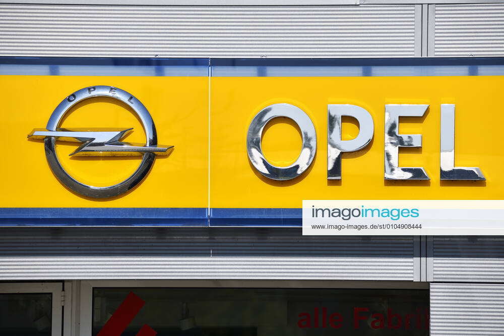 Sign of the vehicle manufacturer Opel in Hamburg ** NUR FUER REDAKTIONELLE ZWECKE ** **