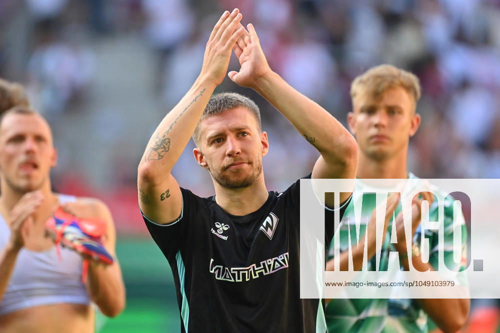 Final cheer Mitchell WEISER Werder Bremen , applauds to the fans,football fans, action,single image,cropped single motif,half figure,half figure, Football 1 Bundesliga season 2024 2025, 1 matchday, matchday01 FC Augsburg SV Werder Bremen 2 2 on 24 08 2024, WWK Arena Augsburg
