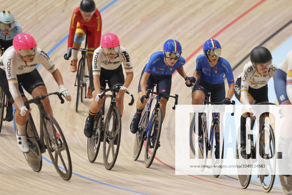 2024 UCI Junior Track World Championships Picture by Alex Whitehead SWpix.com - 24 08 2024 - Cycling - 2024 UCI Junior Track World Championships - Luoyang Velodrome, Henan Province, China - Womens Madison Final - Anita Baima (Italy) and Linda Sanarini (Italy) performing a handsling.