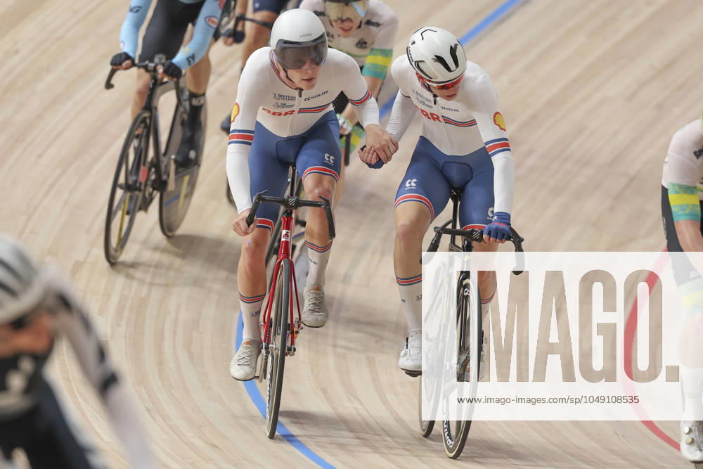 2024 UCI Junior Track World Championships Picture by Alex Whitehead SWpix.com - 25 08 2024 - Cycling - 2024 UCI Junior Track World Championships - Luoyang Velodrome, Henan Province, China - Mens Madison Final - William Salter (Great Britain) and Finlay Tarling (Great Britain) performing a handsling.