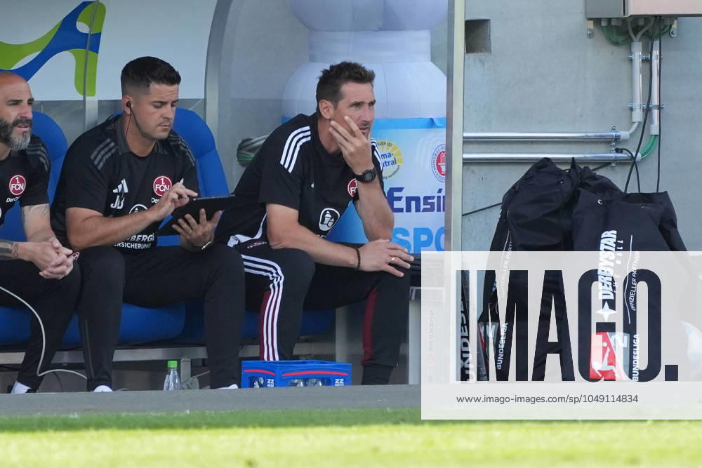 Coach Miroslav Klose 1 FC Nuremberg tense on the bench 25 08 2024 2 Bundesliga, Season 24 25 SV Darmstadt 98 vs 1 FC Nuremberg, Stadion am Boellenfalltor, emonline,,