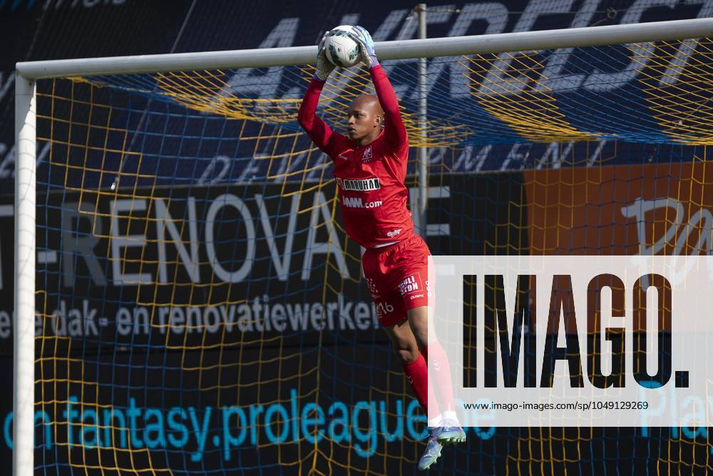 STVV s goalkeeper Leo Brian Kokubo pictured in action during a soccer match between STVV and Royale Union Saint-Gilloise, Sunday 25 August 2024 in Sint-Truiden, on day 5 of the 2024-2025 season of the Jupiler Pro League first division of the Belgian championship. KRISTOFxVANxACCOM x99074203x