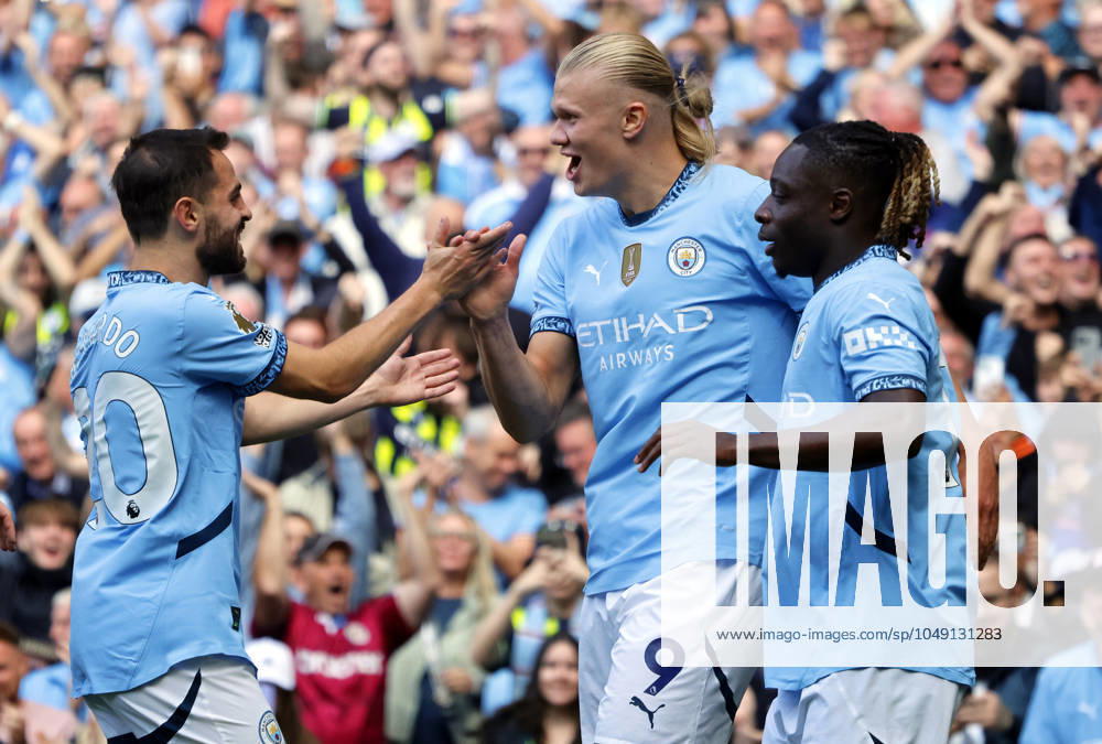 Football - 2024 2025 Premier League - Manchester City vs Ipswich Town - Etihad Stadium - Saturday 24th August 2024 Erling Haaland of Manchester City celebrates with Bernardo Silva and Jeremy Doku after he rounds Ipswich Town keeper Arijanet Muric to make the score 3-1 to City, at the Etihad.