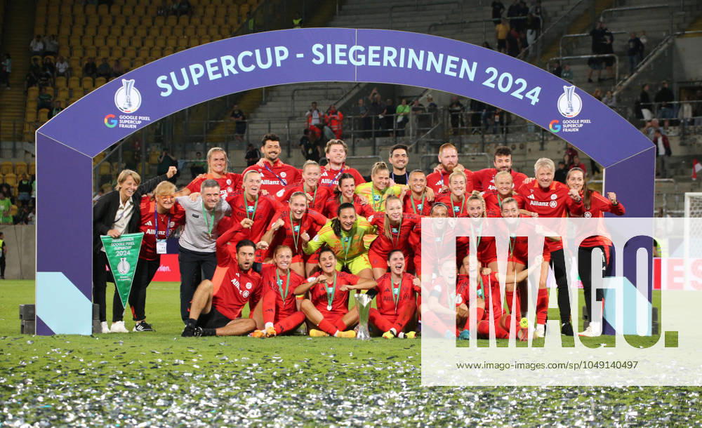 Fussball Supercup Frauen 2024, FC Bayern München VfL Wolfsburg, v l Siegerfoto Google Pixel Supercup 2024 FC Bayern München Dresden