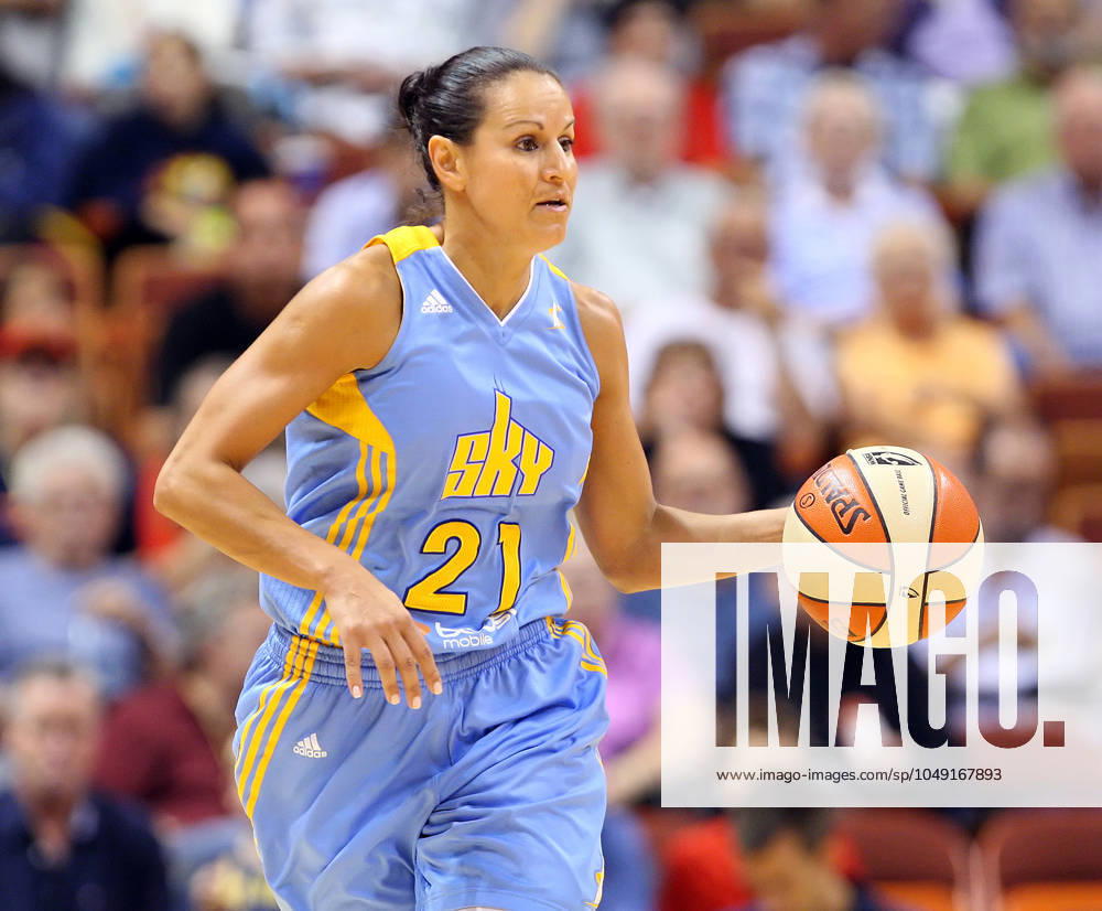 WNBA, Basketball Damen, USA 2012: Sky vs Sun AUG 26 August 26, 2012: Chicago Sky guard Ticha Penicheiro (21) with the ball during the WNBA basketball game between the Connecticut Sun and Chicago Sky at Mohegan Sun Arena in Uncasville, Connecticut. Chicago defeated Connecticut 82-70. Anthony Nesmith CSM(Credit Image: Uncasville Connecticut United States