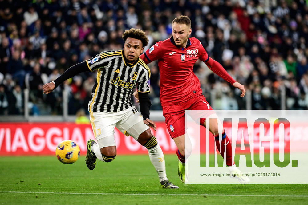 Juventus Weston McKennie fights for the ball with Atalanta s Teun Koopmeiners during the Serie A soccer match between Juventus and Atalanta at the Allianz Stadium in Torino, north west Italy - Sunday, March 10, 2024. - Soccer .