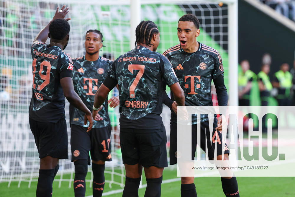 1 Bundesliga VfL Wolfsburg FC Bayern Munich on 25 08 2024 at the Volkswagen Arena in Wolfsburg Cheering, goal celebration, goal scorer, goal scorer Jamal Musiala Muenchen 42 cheers after his goal to 0 to 1 with the team , among others with Serge Gnabry Muenchen 7 MH