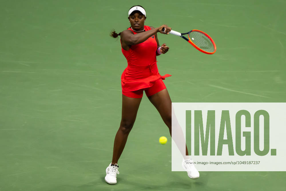 Sloane Stephens (USA) vs. Clara Burel (FRA) during 2024 U.S. Open Tennis Championships at the USTA Billie Jean King National Tennis Center Featuring: Sloane Stephens Where: Queens, New York, United States When: 26 Aug 2024 Credit: David Lobel INSTARimages . NOT FOR USE BY NEWSPAPERS BASED IN THE UK.