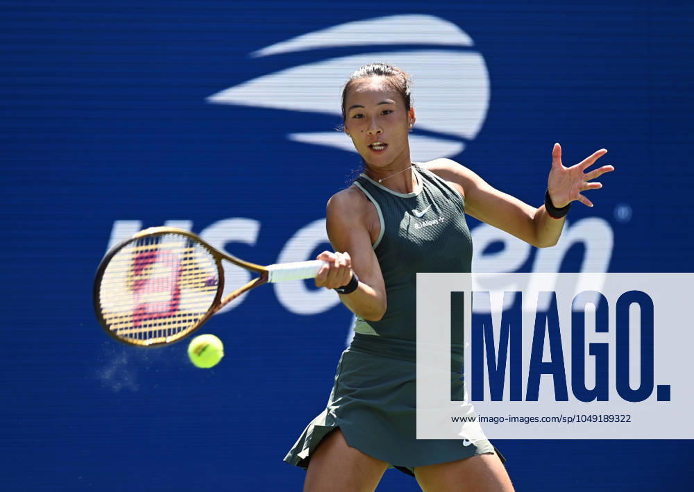(240827) -- NEW YORK, Aug. 27, 2024 -- Zheng Qinwen of China hits a return during the women s singles first round match against Amanda Anisimova of the United States at the 2024 US Open tennis championships in New York, the United States, on Aug. 26, 2024. ) (SP)U.S.-NEW YORK-TENNIS-US OPEN-WOMEN S SINGLES LixRui