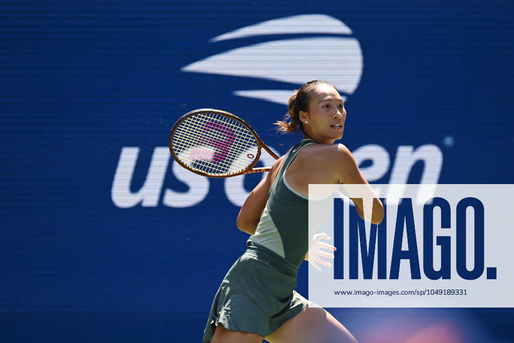 (240827) -- NEW YORK, Aug. 27, 2024 -- Zheng Qinwen of China hits a return during the women s singles first round match against Amanda Anisimova of the United States at the 2024 US Open tennis championships in New York, the United States, on Aug. 26, 2024. ) (SP)U.S.-NEW YORK-TENNIS-US OPEN-WOMEN S SINGLES LixRui