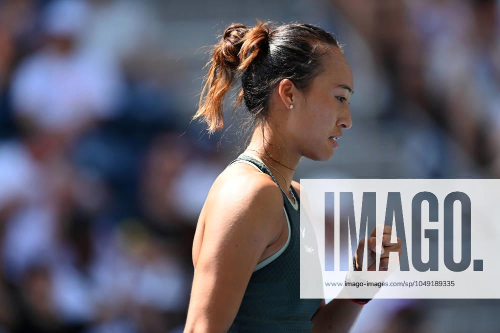 (240827) -- NEW YORK, Aug. 27, 2024 -- Zheng Qinwen of China celebrates scoring during the women s singles first round match against Amanda Anisimova of the United States at the 2024 US Open tennis championships in New York, the United States, on Aug. 26, 2024. ) (SP)U.S.-NEW YORK-TENNIS-US OPEN-WOMEN S SINGLES LixRui