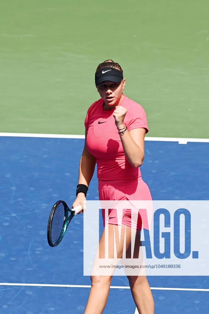 (240827) -- NEW YORK, Aug. 27, 2024 -- Amanda Anisimova of the United States reacts during the women s singles first round match against Zheng Qinwen of China at the 2024 US Open tennis championships in New York, the United States, on Aug. 26, 2024. ) (SP)U.S.-NEW YORK-TENNIS-US OPEN-WOMEN S SINGLES LixRui