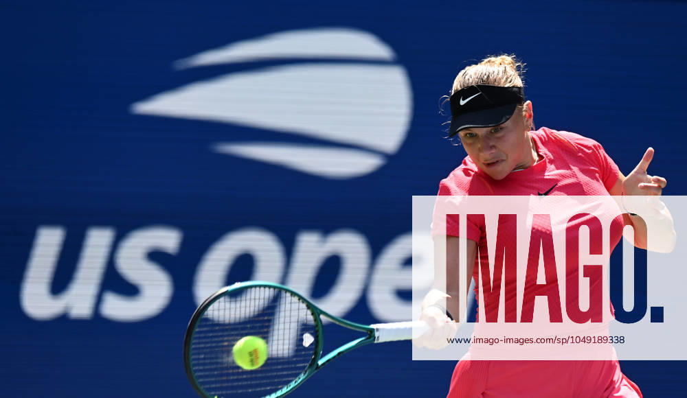 (240827) -- NEW YORK, Aug. 27, 2024 -- Amanda Anisimova of the United States hits a return during the women s singles first round match against Zheng Qinwen of China at the 2024 US Open tennis championships in New York, the United States, on Aug. 26, 2024. ) (SP)U.S.-NEW YORK-TENNIS-US OPEN-WOMEN S SINGLES LixRui