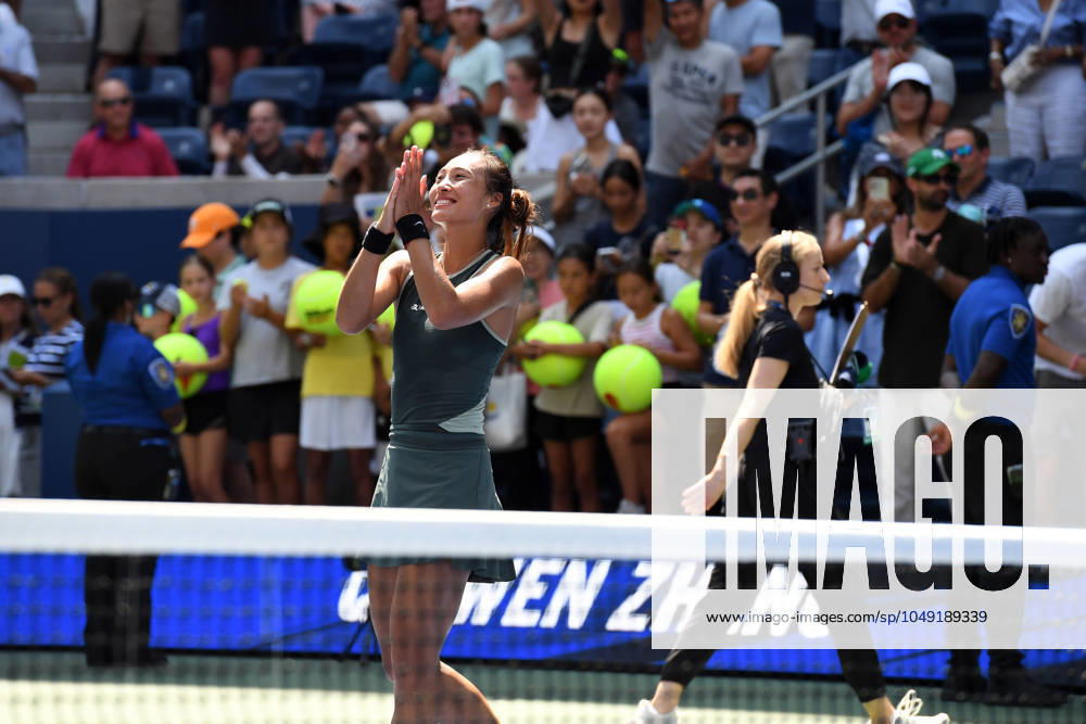 (240827) -- NEW YORK, Aug. 27, 2024 -- Zheng Qinwen of China greets spectators after the women s singles first round match against Amanda Anisimova of the United States at the 2024 US Open tennis championships in New York, the United States, on Aug. 26, 2024. ) (SP)U.S.-NEW YORK-TENNIS-US OPEN-WOMEN S SINGLES LixRui